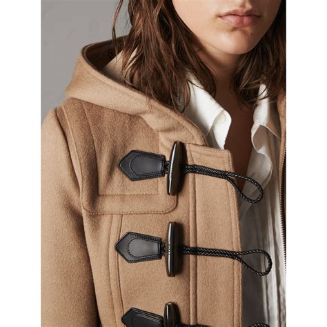 burberry poncho mit pelz|Dufflecoat aus Wolle mit Kunstpelzbesatz (Camelfarben).